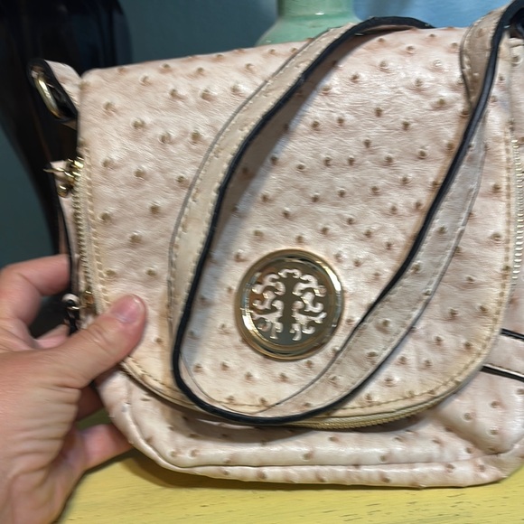 Source Unknown Beige Crossbody Bag with Gold Emblem - Picture 1 of 3